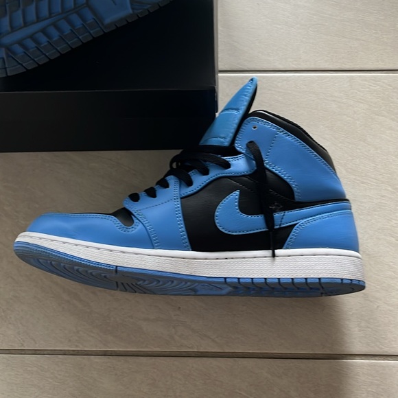 Jordan’s blue and black size 9.5 men - Picture 4 of 6